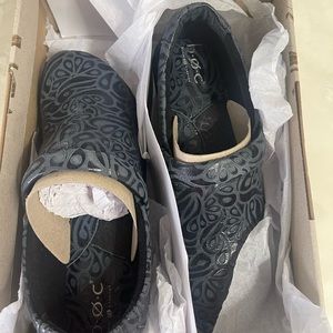 BOC Born Concept Designer Shoes Leather Upper Color: Blue & Black Size 10